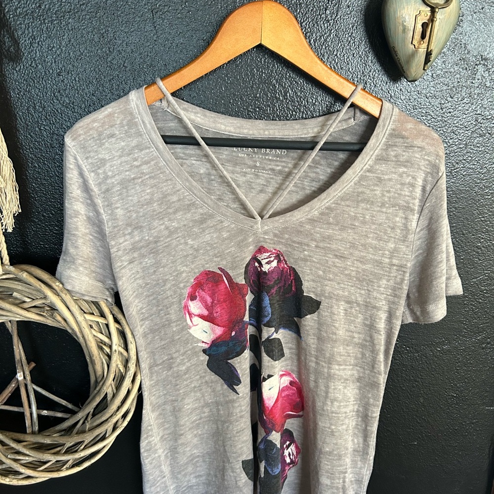New without tags Lucky Brand Gray Floral Short Sleeve Top Small